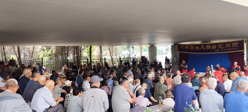 河南百姓大舞台艺术团走进社区为群众演出